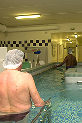 Séance de réadaptation dans une piscine